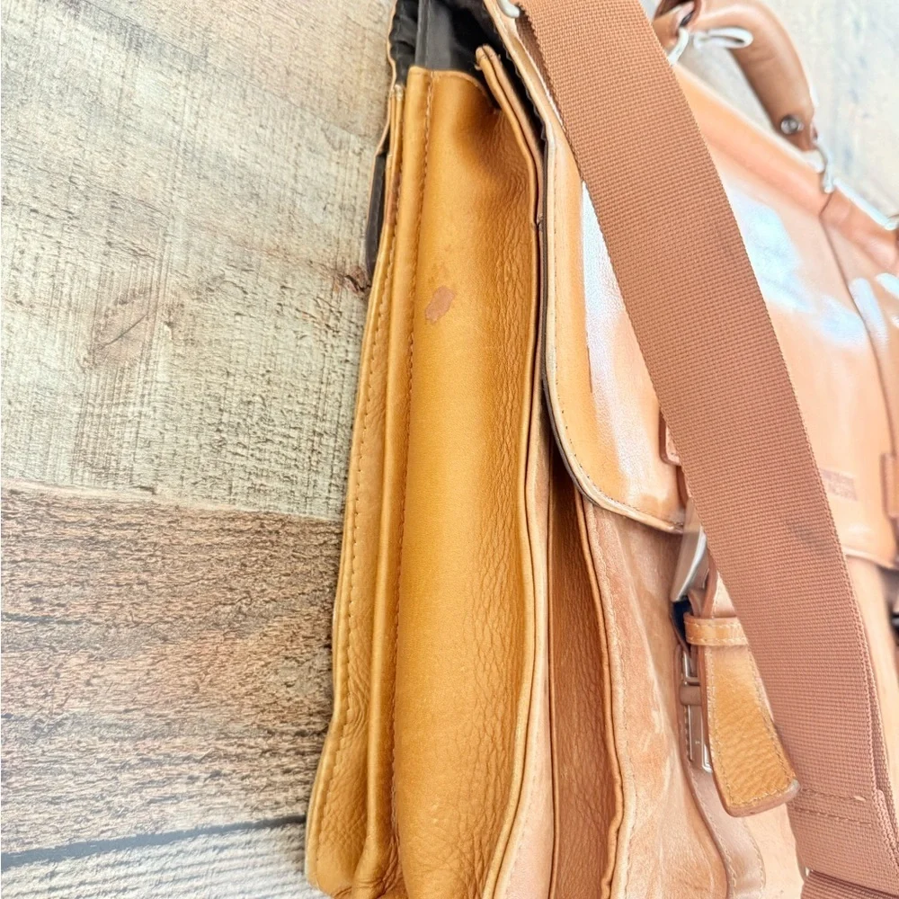 Kenneth Cole Reaction Mind Your Own Business Colombian Leather Laptop Bag
